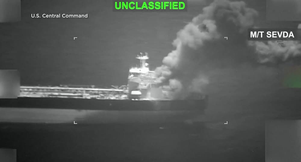 Cette capture d'écran, réalisée le 10 mai 2026 à partir d'une vidéo diffusée par le Commandement central américain sur son compte X le 8 mai, semble montrer une frappe américaine contre le pétrolier M/T Sevda, battant pavillon iranien.