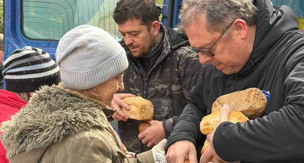 Loïc Nervi et Yves Bourgès livrent du pain à Pokrovske, ville de la région voisine de Dnipropetrovsk, en Ukraine, à une vingtaine de kilomètres de la zone de combat.
