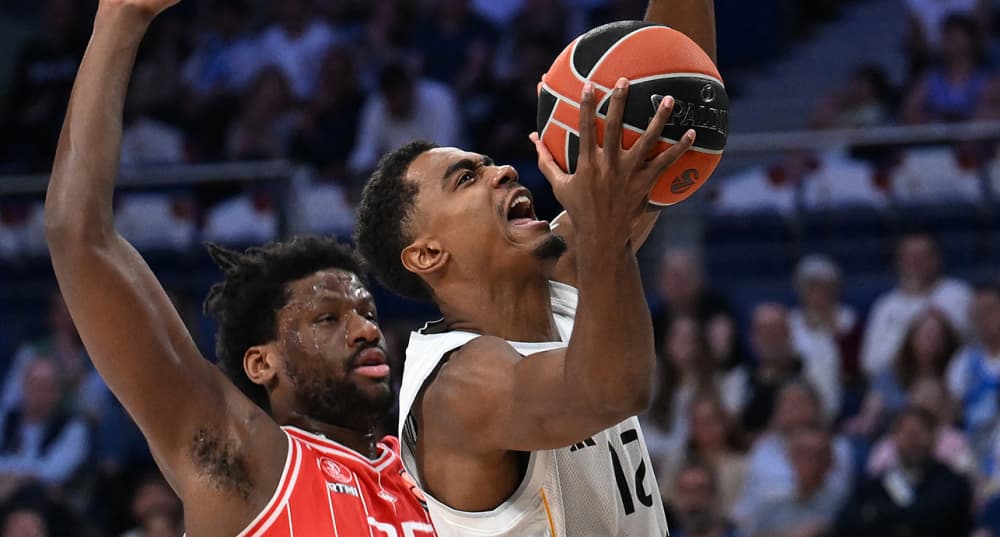 Le joueur de basket français du Real Madrid Théo Maledon (à droite), devance Dan Oturu, de l’Hapoel IBI Tel Aviv, lors d’un match de barrage de l’Euroligue à la Movistar Arena, à Madrid, le 1er mai 2026.