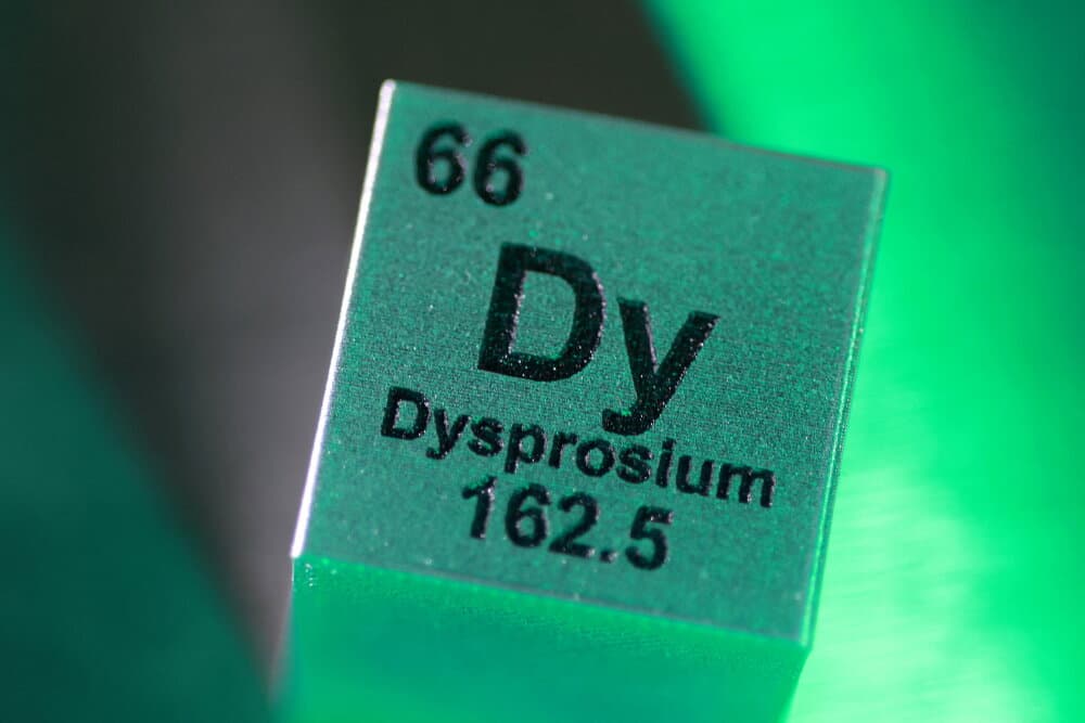 Le dysprosium est un minerai utilisé pour fabriquer des aimants permanents entrant dans la composition des véhicules électriques.