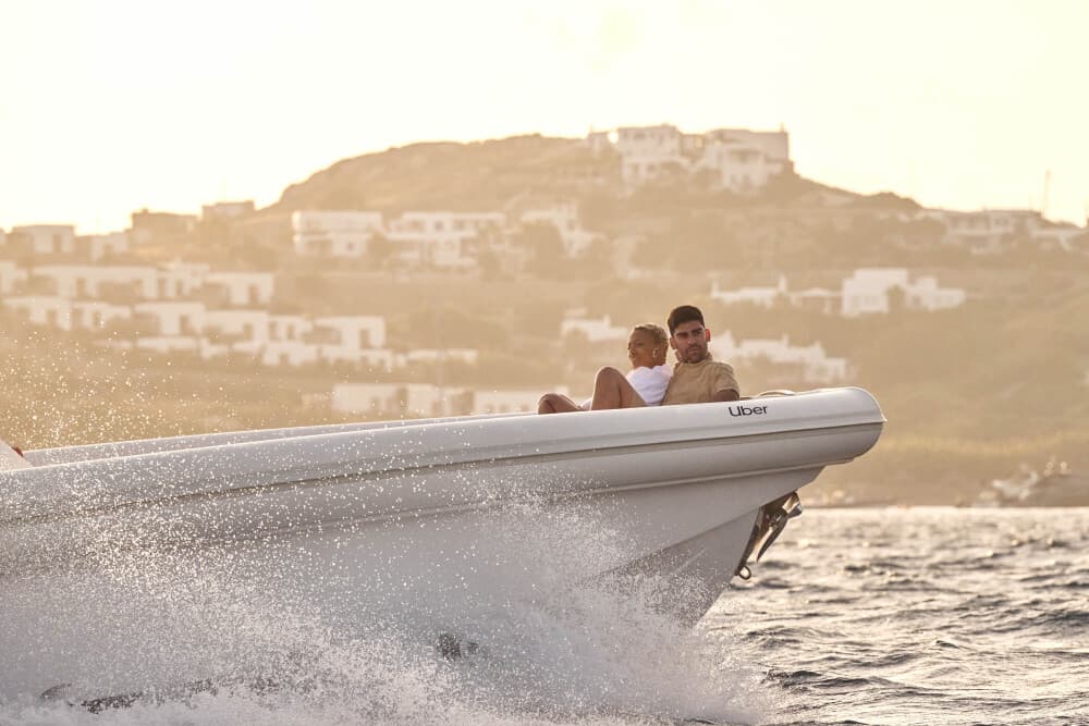 Uber Boat sera disponible dans sept villes françaises ( Nice, Cannes, Toulon, Saint-Tropez, Marseille, Paris et Annecy) dès cet été grâce à un partenriat avec Click&Boat.
