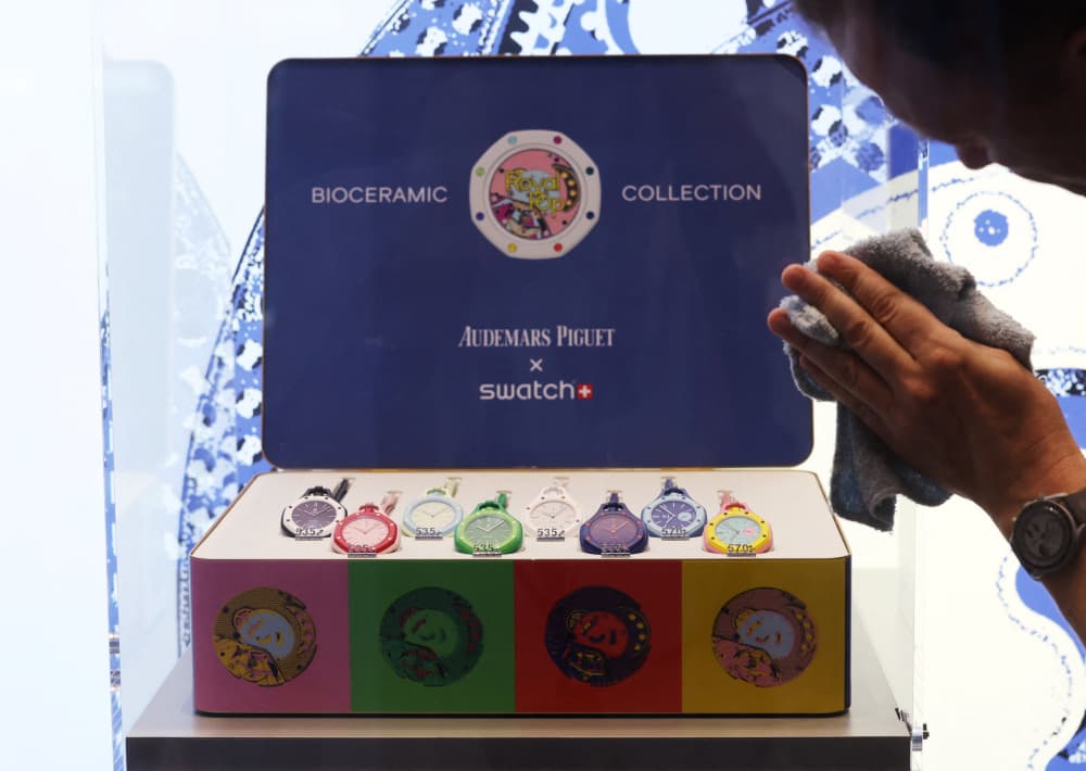 Un employé nettoie une vitrine de montres Audemars Piguet et Swatch « Royal Pop » à Singapour.