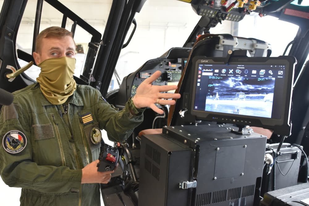 Un pilote du centre d’instruction des équipages d’hélicoptères présente la capacité ISR embarquée à bord du Fennec. Un « plus » expérimenté par l’équipe de marque du CEAM en amont