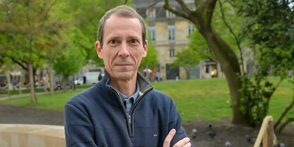 Laurent Castaignède préconise de doubler progressivement le prix des carburants en augmentant les taxes pour permettre de financer des alternatives à la voiture individuelle.
