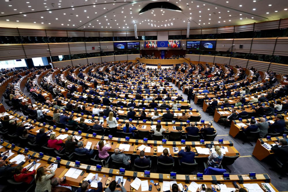 En acceptant de mettre en œuvre dans l'urgence un accord largement perçu comme déséquilibré, les institutions européennes prennent le risque de normaliser une forme de diplomatie du tarif sous menace.
