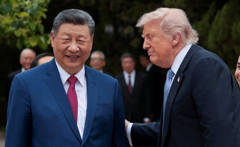 Le président américain Donald Trump s'entretient avec le président chinois Xi Jinping à sa sortie du jardin Zhongnanhai à Pékin, en Chine, le 15 mai 2026.
