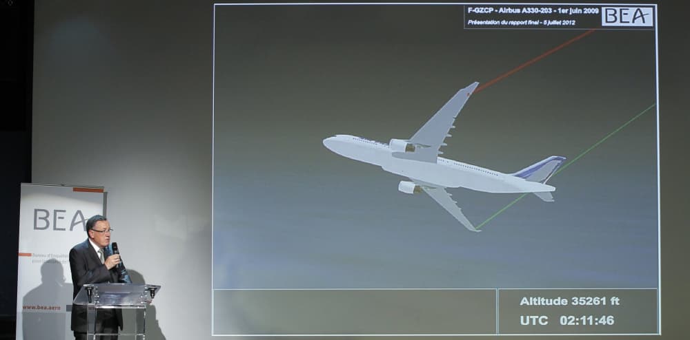 Alain Bouillard, enquêteur principal du Bureau d'enquêtes et d'analyses (BEA), lors d'une conférence de presse pour présenter le rapport final du BEA sur le crash du vol Rio-Paris d'Air France, le 5 juillet 2012