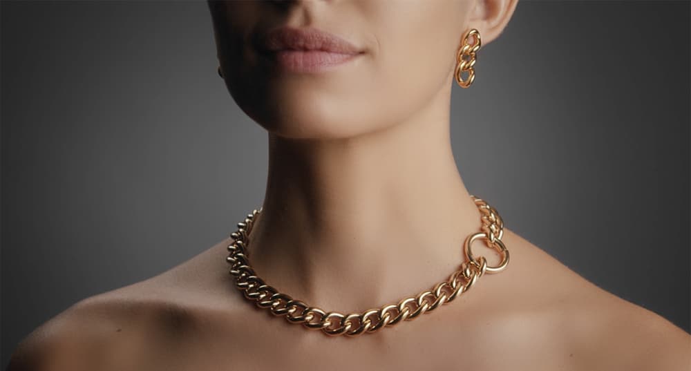 Boucles d'oreilles et collier Catene en or rose_Collection 2022 par Pomellato.