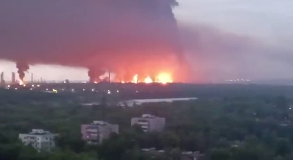 Un incendie aux abords de la raffinerie de pétrole de Riazan en Russie, le 15 mai dernier.