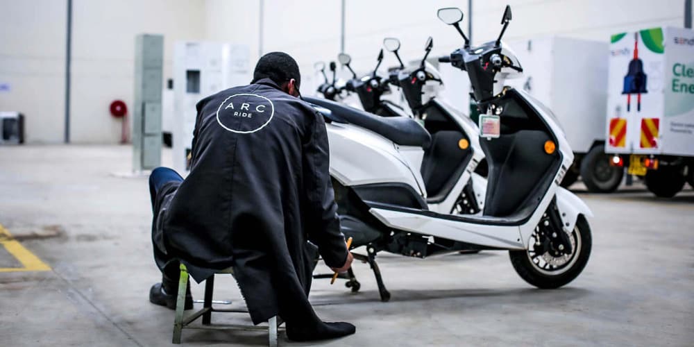 Un employé dans une usine d'assemblage de véhicules électrique au Kenya.