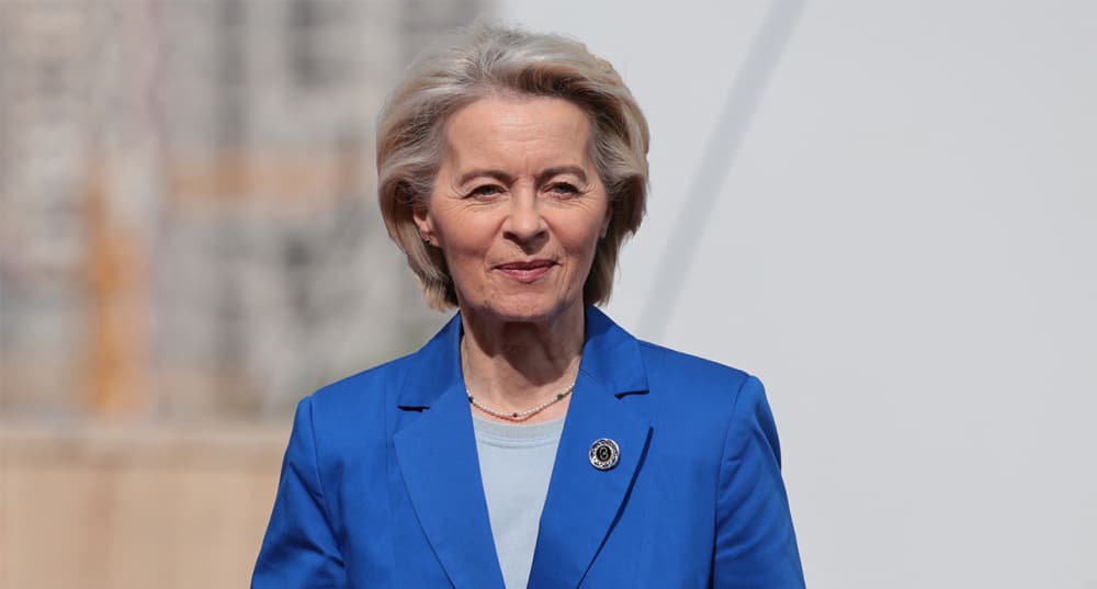 La présidente de la Commission européenne, Ursula von der Leyen arrive au 8e sommet de la Communauté politique européenne
