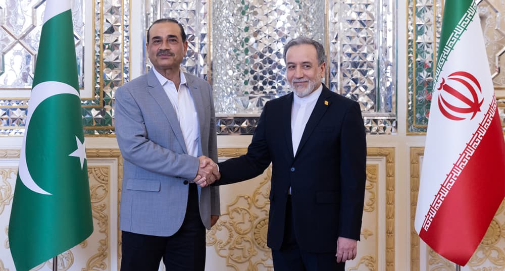 Asim Munir, chef de l'armée pakistanaise et le ministre des affaires étrangères iranien Abbas Araghchi.