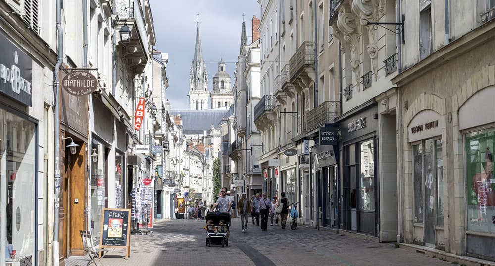 Les centre-villes, au cœur des habitudes des Français, favorisent le commerce de proximité.