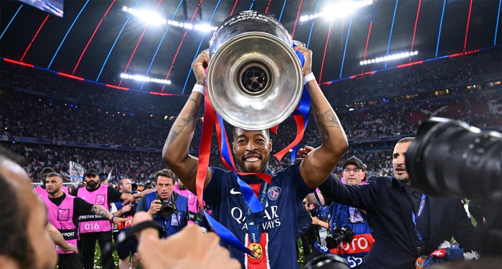 Presnel Kimpembe soulève le trophée lors de la victoire du PSG face à l'Inter Milan, en finale de la Ligue des champions, le 31 mai 2025, à Munich (Allemagne).