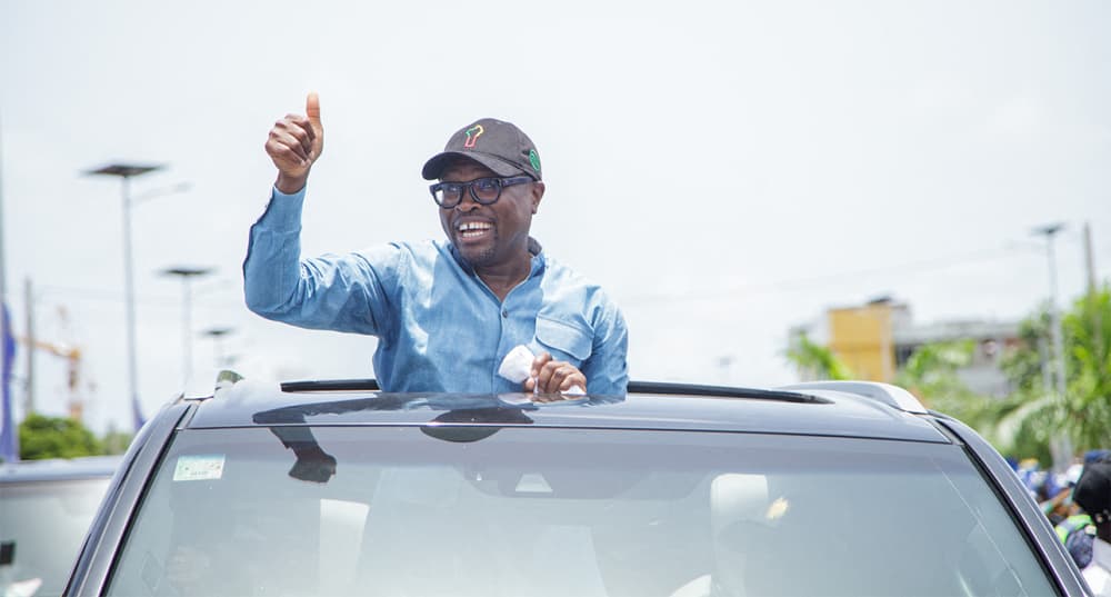 Romuald Wadagni, salue les Béninois le dernier jour de la campagne présidentielle au stade de Gbegamey.