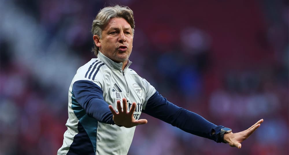 L’ex-défenseur international argentin Gabriel Heinze, passé par Marseille et Manchester United, a rejoint en 2025 le staff de son ancien coéquipier au PSG Mikel Arteta, à Arsenal.