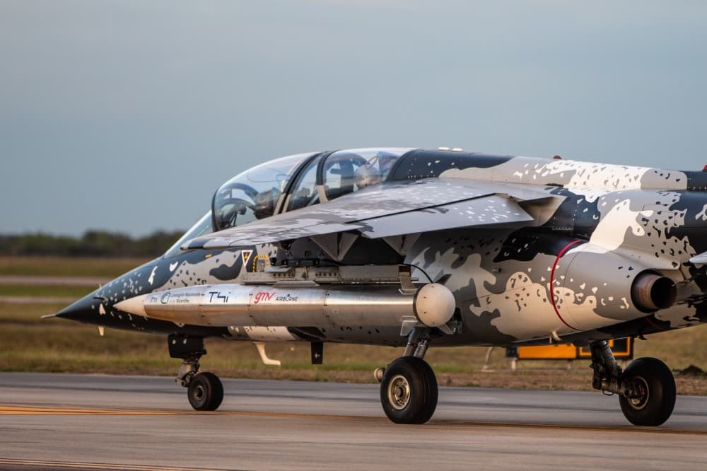 La fusée HAX25 sous l'aile de l'Alpha Jet