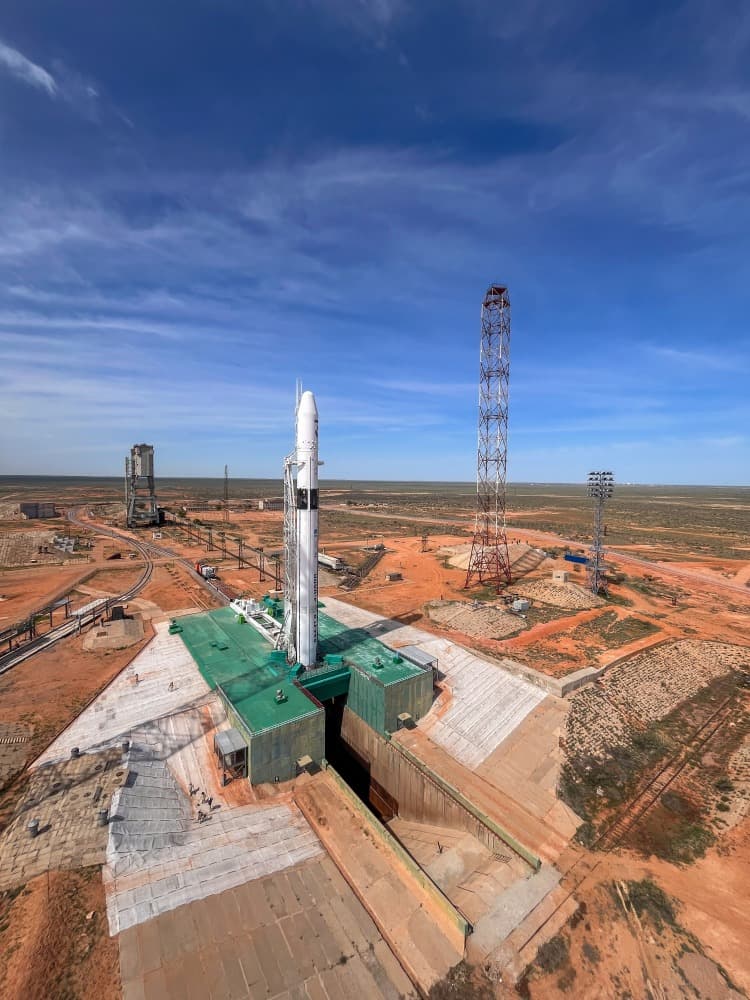 Le lanceur sur son pas de tir, quelques heures avant le décollage.