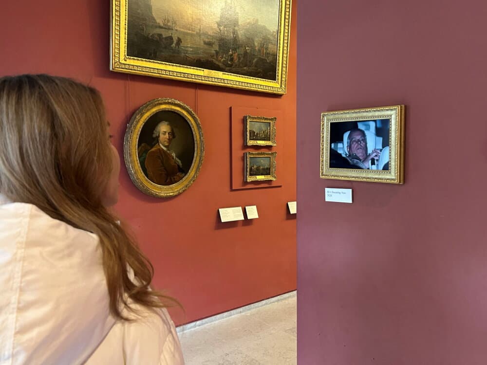 Une photo du Prince Andrew, frère de Charles III, lors de son arrestation dans le cadre de l'affaire Epstein, accrochée momentanément au Louvre, à Paris, par des activistes, le 22 février 2026.