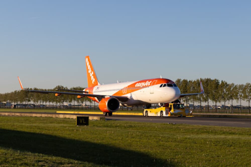 Utilisation d'un TaxiBot par un Airbus d'Easyjet à Amsterdam-Schiphol