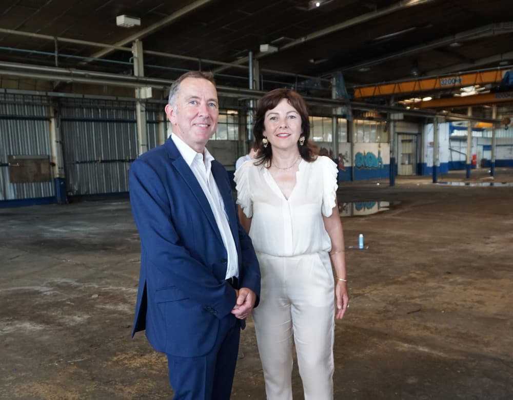 Éric Cariou, vice-président de Paragon-ID et Carole Delga, présidente de la région Occitanie dans l'ancien site de la fonderie SAM à Decazeville (Aveyron).