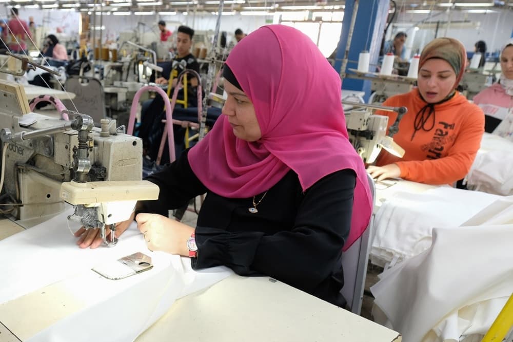 Poste de couture au sein d’une unité textile en Égypte.