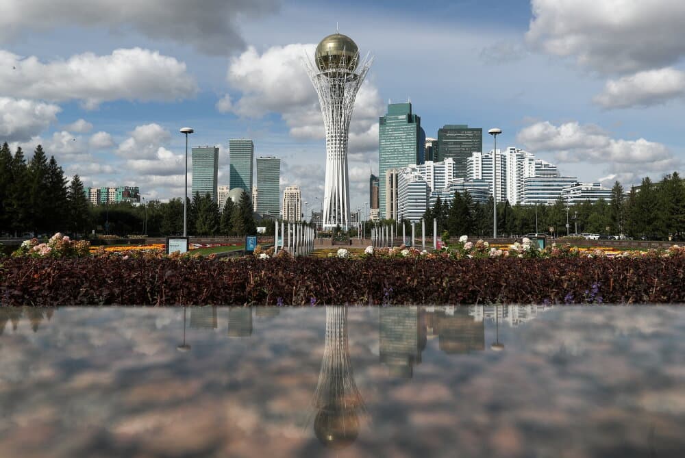 À Astana, la capitale du Kazakhstan, le gouvernement a signé l’accord pour la construction de sa première centrale nucléaire par le russe Rosatom pour un montant record.