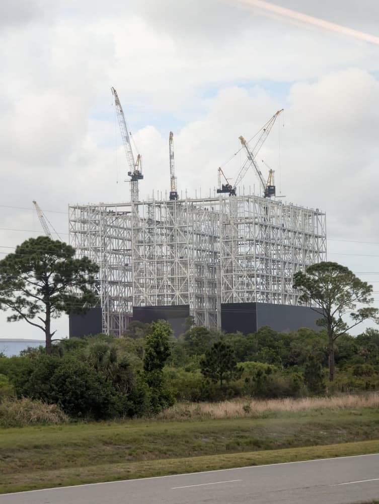 Travaux de construction de la Gigabay de SpaceX, sur Merritt Island.