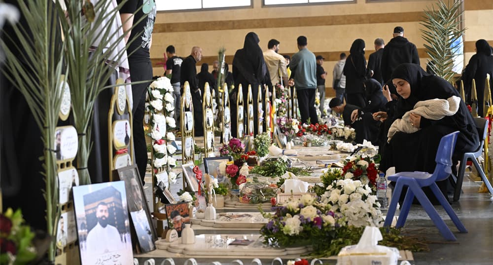 Des familles visitent les tombes de leurs proches, membres du Hezbollah et tués dans les attaques israéliennes, après la prière de l'Aïd al-Adha dans le district de Dahiye à Beyrouth, Liban, le 27 mai 2026.
