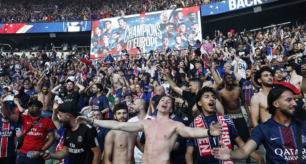 Les fans du PSG célèbrent la victoire des Parisiens à Budapest, depuis le Parc des Princes.
