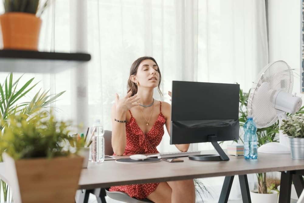 Pour éviter la sécheresse oculaire face aux écrans, les ergonomes conseillent de placer l'appareil à 50 cm et d'orienter le flux d'air vers le buste plutôt que directement sur le visage.