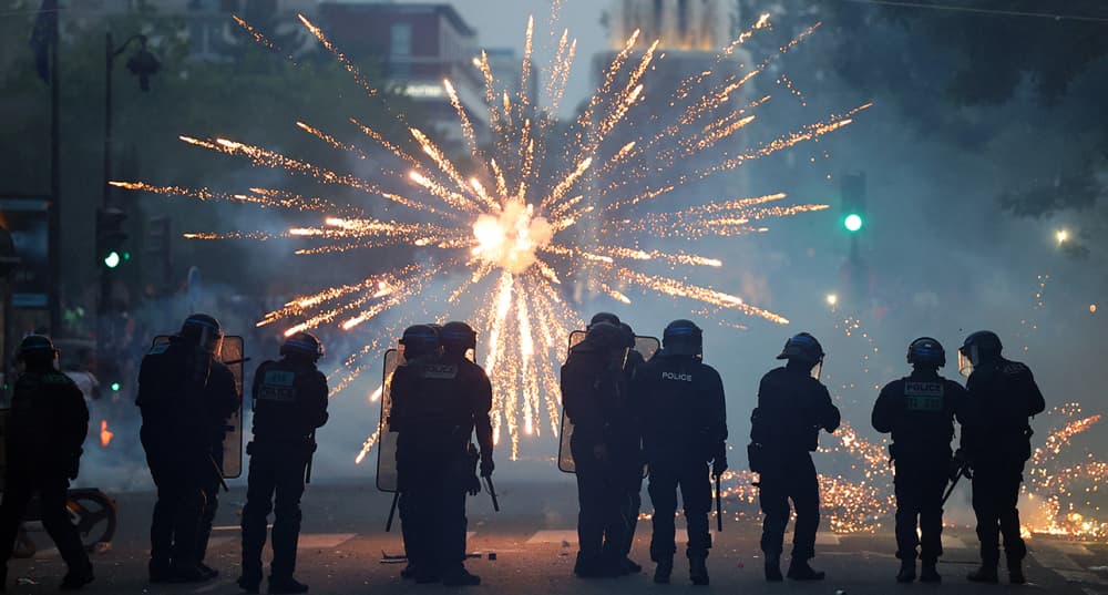 Vue générale de la police dans les rues alors qu'un feu d'artifice est déclenché à Paris, le 30 mai 2026.