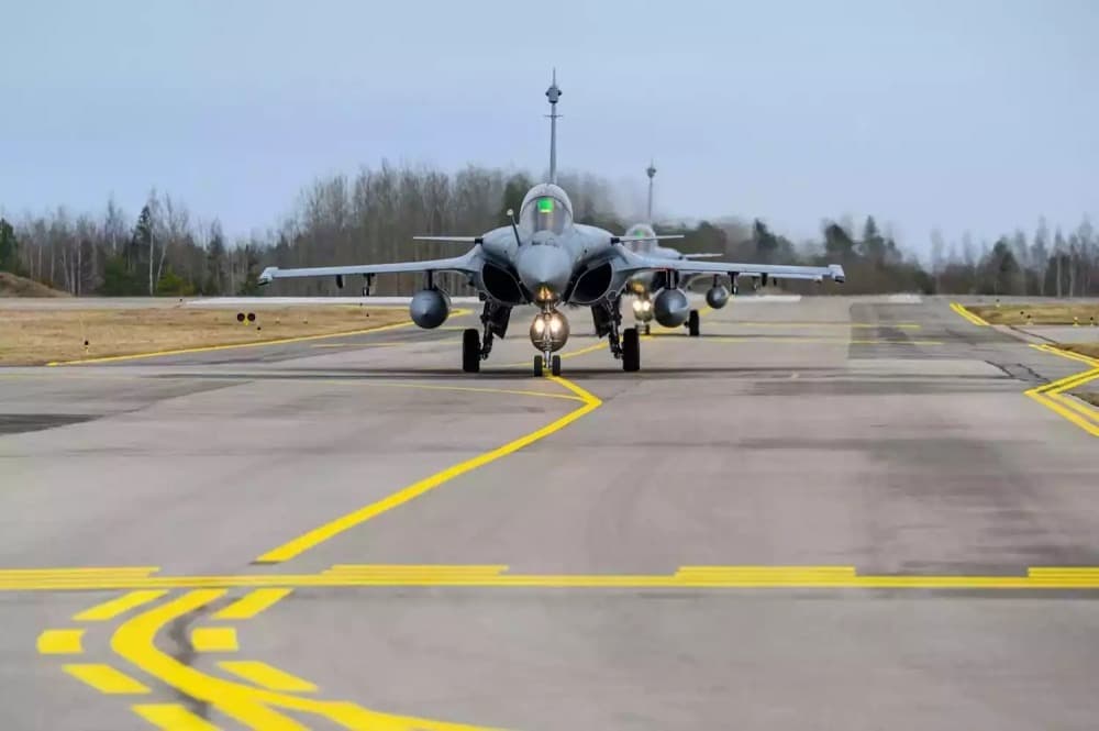 Arrivée des Rafale B (F4.1) sur la base aérienne de Šiauliai (Lituanie) en vue d'intégrer Baltic Air Policing (28 mars 2026).