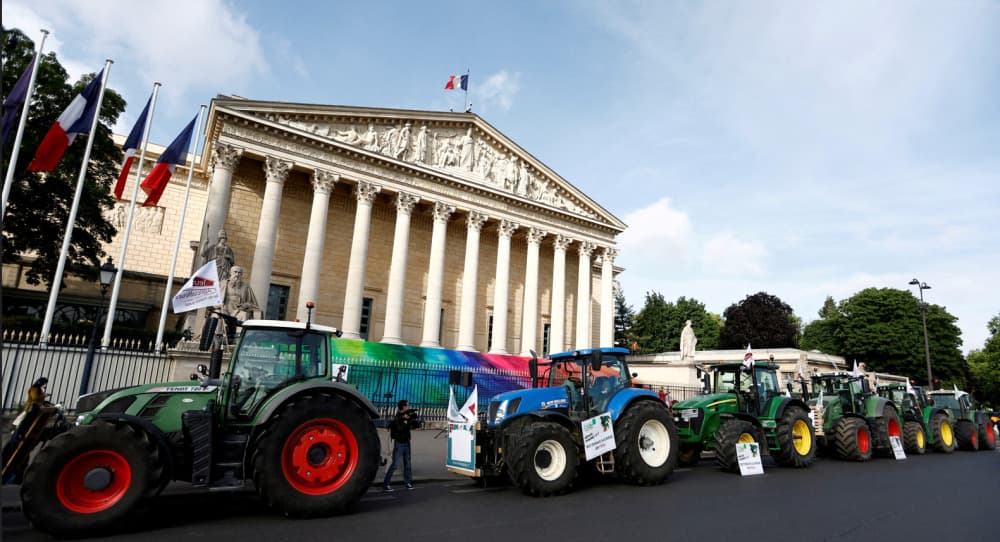 Des agriculteurs manifestent avec leurs tracteurs devant l'Assemblée nationale pour réclamer l'adoption d'une loi assouplissant les restrictions sur l'usage des pesticides et de l'eau.