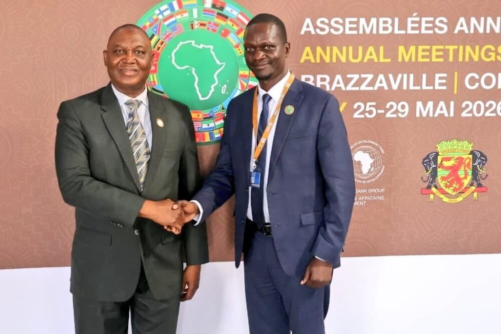 Le vice-président de la BAD, Dr Abdul Kamara (gauche) et le chef de la délégation ougandaise, Mustapha Achidri (droite), lors des assemblées annuelles de l’institution financière à Brazzaville, en République du Congo.