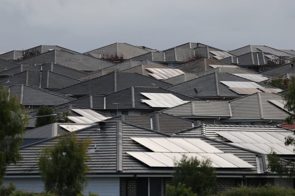 Selon les règles de l’administration fiscale, si un particulier ajoute une batterie à ses panneaux solaires, perd le bénéfice de la TVA à 5,5 %.