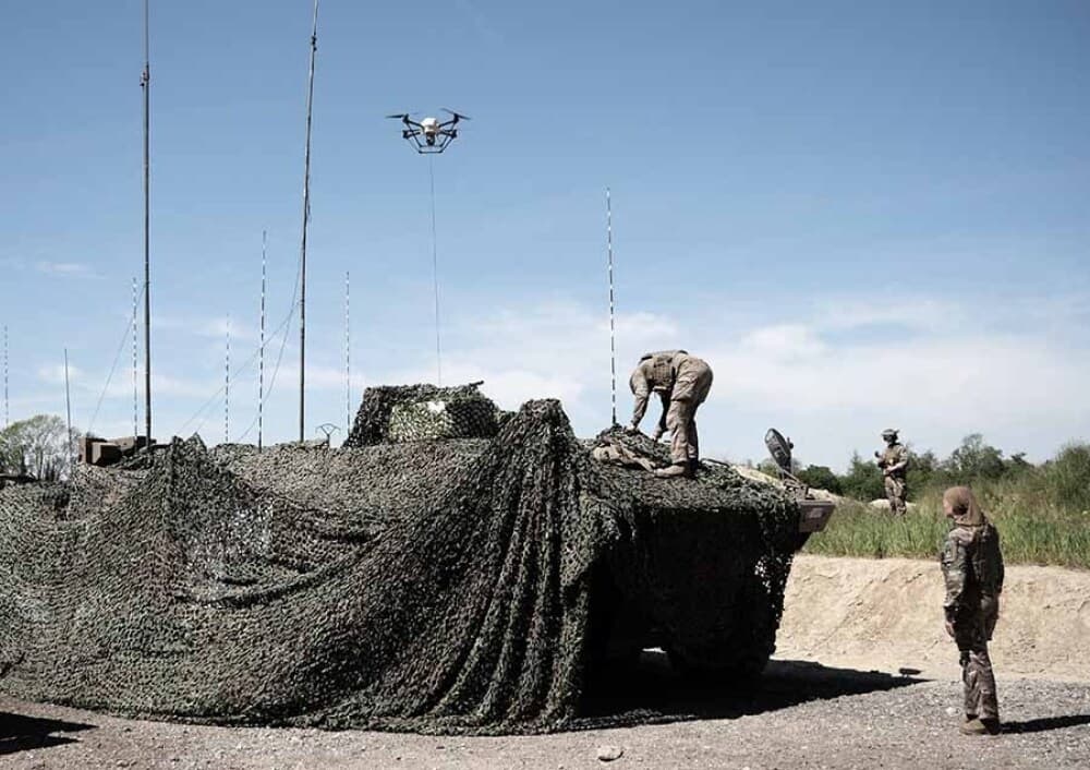Le drone peut évoluer à plusieurs dizaines de mètres. Ou près du sol, pour plus de discrétion.