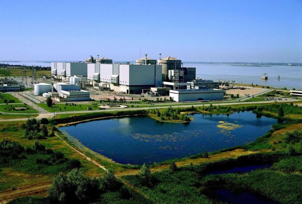 Au côté des quatre réacteurs mis en service au début des années 1980, deux EPR 2 pourraient être érigés en bordure d'estuaire.
