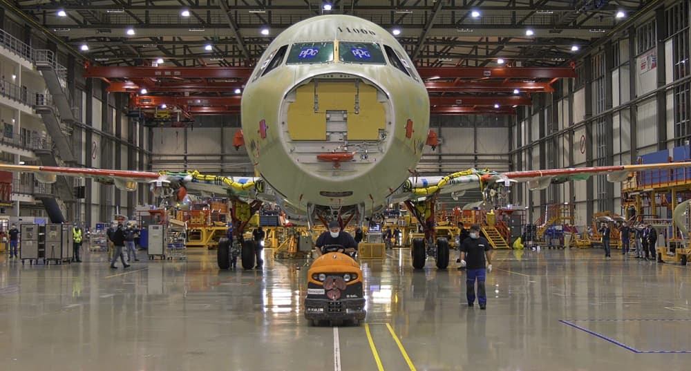 Le premier modèle de l'avion A321XLR MSN11000 par Airbus.