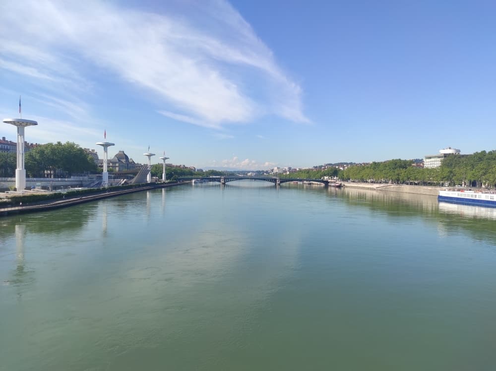 En hausse de 8% en 2025, le fret fluvial recouvre un certain élan que Voies Navigables de France, la Compagnie du Rhône et le Grand port maritime de Marseille tentent de renforcer.