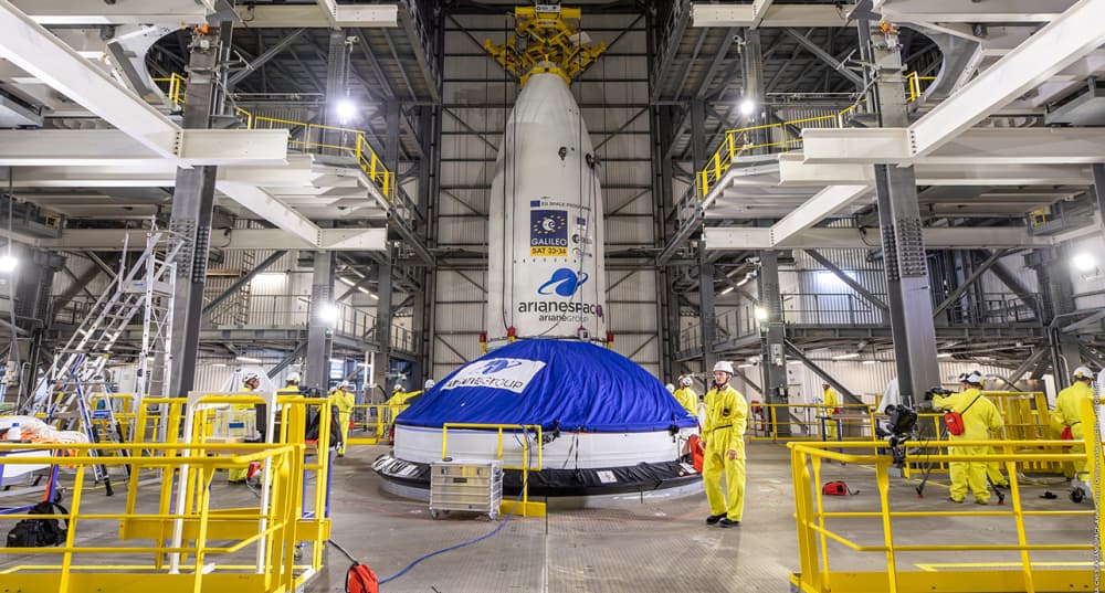Hissage et pose du composite superieur sur le corps central du lanceur Ariane 6, dans la zone de lancement n°4 (ZL4) au Centre spatial guyanais, le 11 decembre 2025.