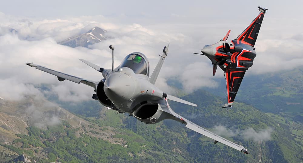 Le Rafale Solo Display (RSD) est un ambassadeur de l'Armée de l'air et de l'espace française, à l'image de la Patrouille de France.