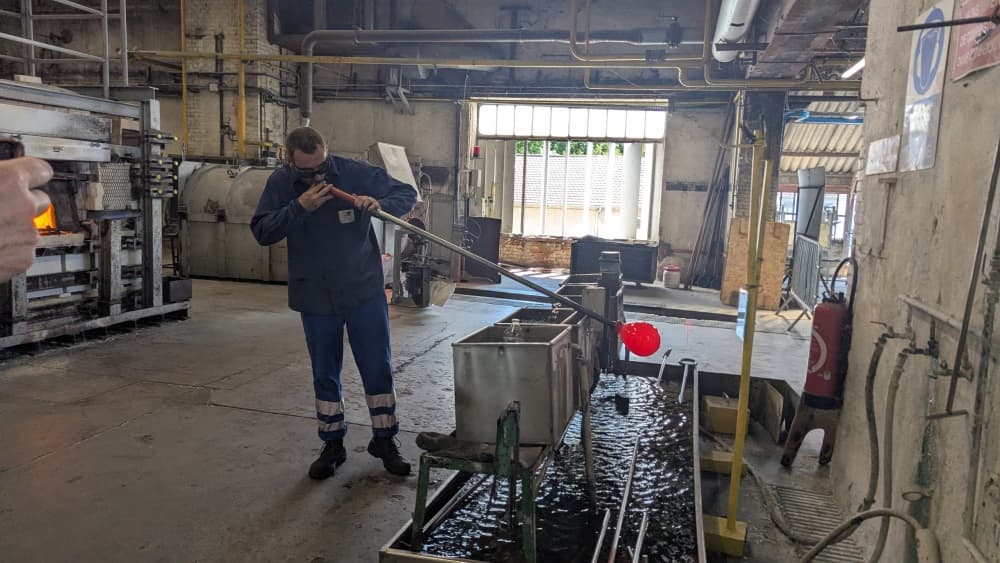 La Verrerie de Saint-Just est une des deux dernières usines à souffler le verre plat à la bouche.