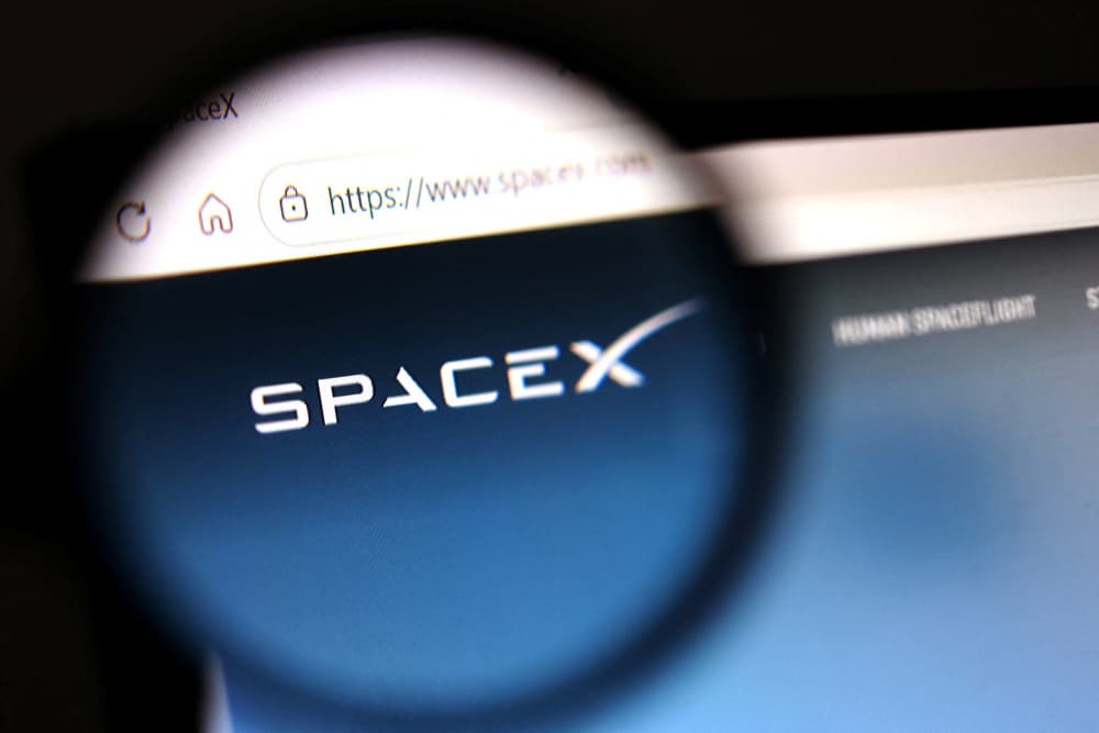 Si la réflexion menée par S&P Dow Jones Indices n'était pas explicitement liée à SpaceX, elle résonnait fortement avec les perspectives de cotation du groupe spatial dirigé par Elon Musk.