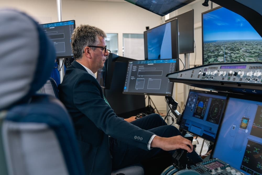 La qualification du « Full Flight Simulator » d'Exail, qui reproduit de manière très réaliste le cockpit de l’avion, sera prononcée dans les semaines à venir.