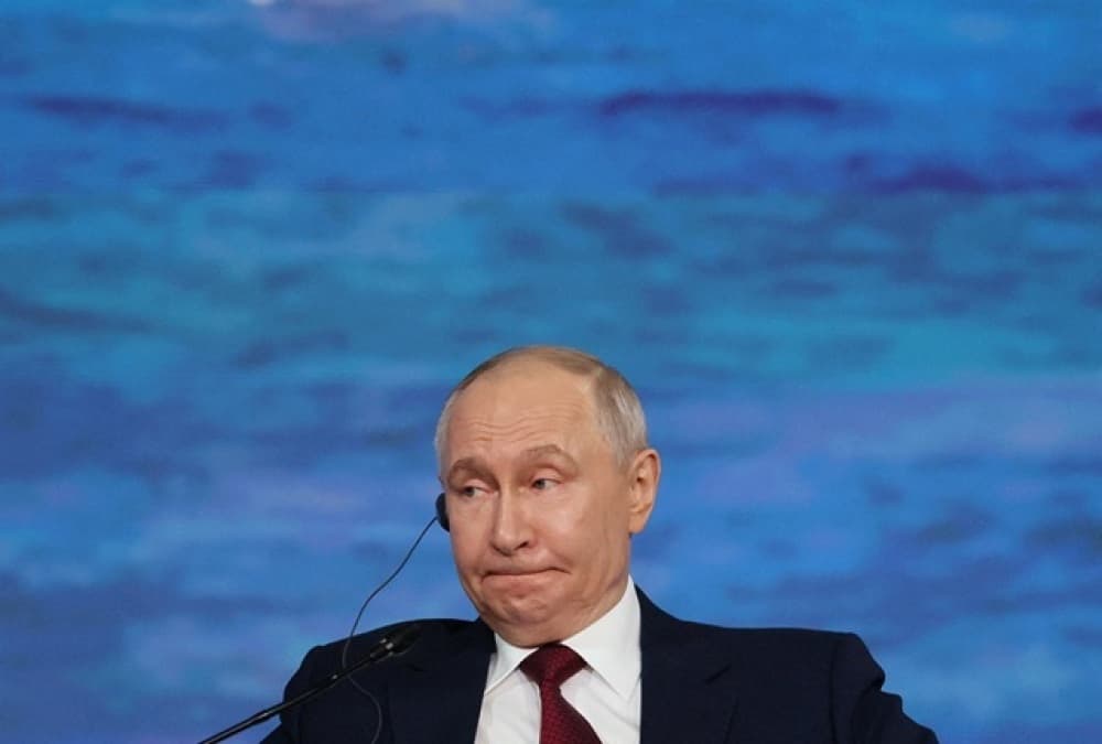 Vladimir Poutine lors d'une plénière à Saint Petersbourg.