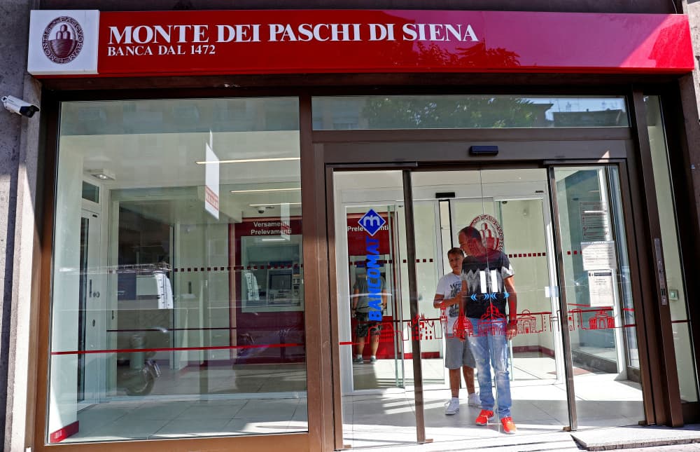 FILE PHOTO: People are seen inside a Monte dei Paschi di Siena bank in Rome, Italy August 16, 2018. REUTERS/Max Rossi/File Photo - FILE PHOTO: People are seen inside a Monte dei Paschi di Siena bank in Rome - Banco BPM