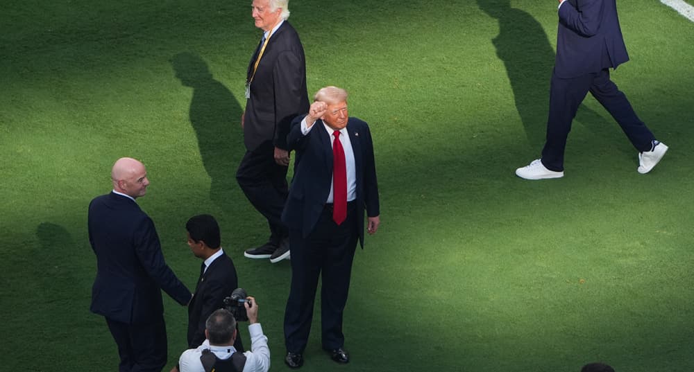 Le président des États-Unis, Donald Trump, et le président de la FIFA, Gianni Infantino, après la finale de la Coupe du Monde des Clubs de la FIFA 2025 opposant le PSG à Chelsea au MetLife Stadium le 13 juillet 2025 dans le New Jersey.