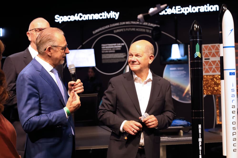 Déjà en 2024, le pavillon spatial était un passage obligé pour le chancelier allemand d’époque Olaf Scholz (à droite), accompagné ici du DG de l’ESA Josef Aschbacher (à gauche).