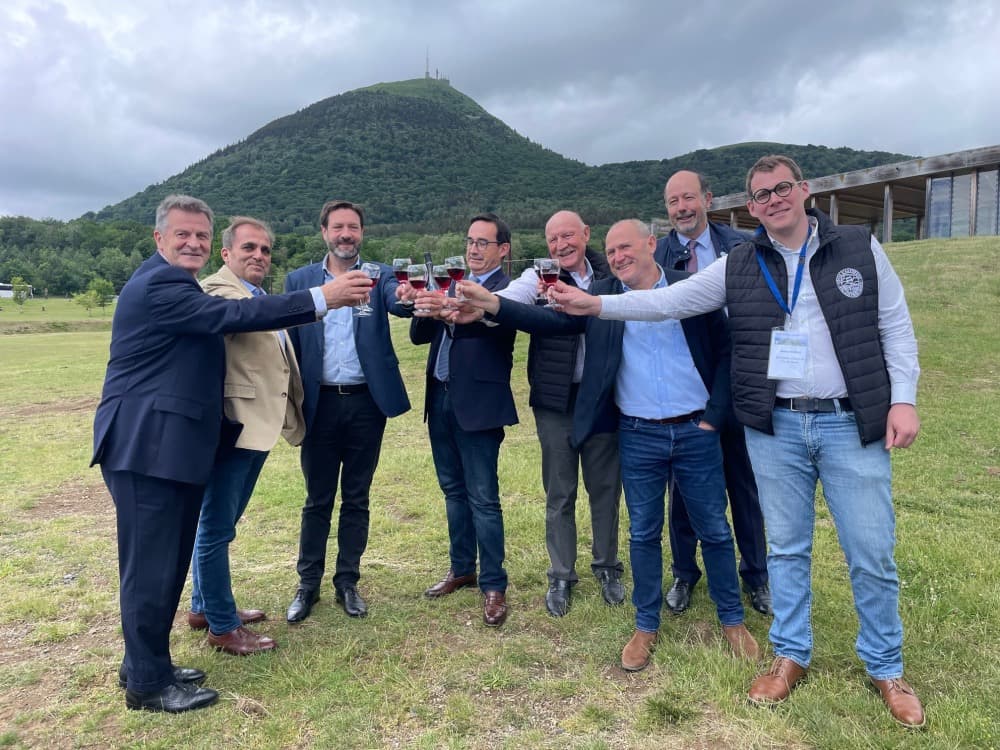 Au pied du Puy-de-Dôme, élus locaux et représentants du vignoble des Côtes d'Auvergne se félicitent de la mise en lumière prochaine des vins volcaniques auvergnats à New York.